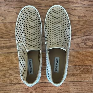 STEVE MADDEN TAN SLIP ONS!